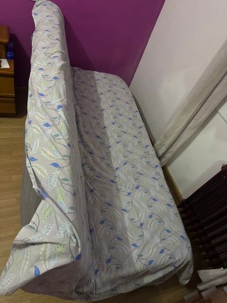 Sofá cama con espacio de almacenamiento