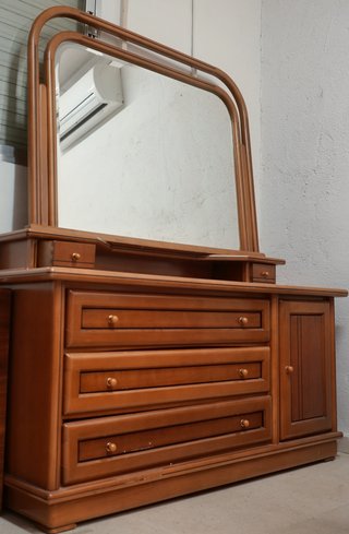 Cómoda de madera con espejo