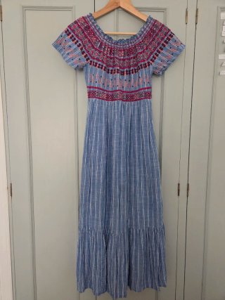 Vestido Pedro del Hierro bordado azul y rosa