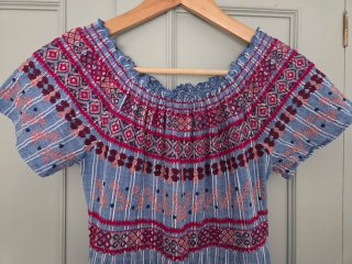 Vestido Pedro del Hierro bordado azul y rosa