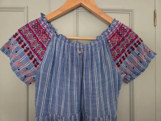 Vestido Pedro del Hierro bordado azul y rosa