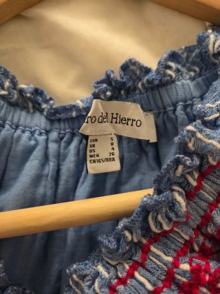 Vestido Pedro del Hierro bordado azul y rosa