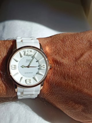 Q&Q Quartz by Citizen 40 mm – Bianco e Oro Rosa