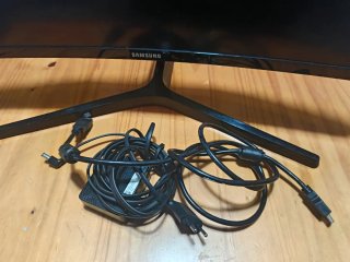 Monitor Samsung Curvo Negro 24 pulgadas. Poco uso.