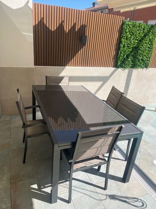 Mesa extensible exterior cristal y metal.