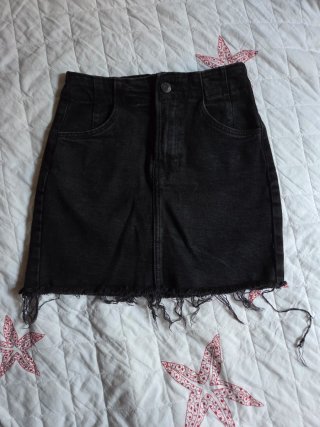 Falda denim Bershka negra talle alto