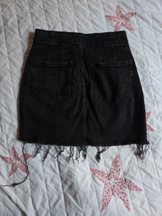 Falda denim Bershka negra talle alto