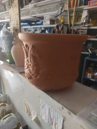 Maceta de barro con caballos