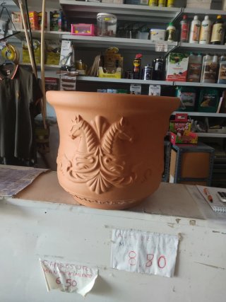 Maceta de barro con caballos