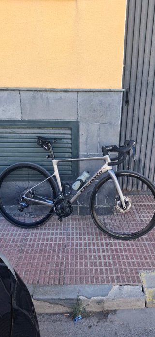 Bicicleta de carretera gris