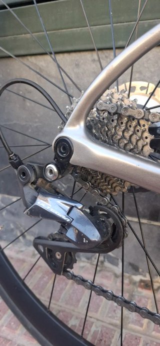 Bicicleta de carretera gris