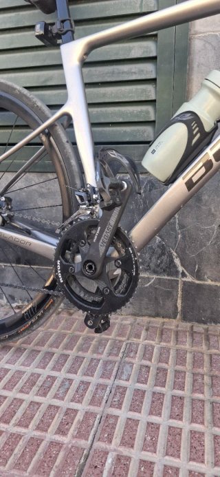 Bicicleta de carretera gris