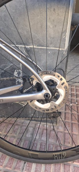 Bicicleta de carretera gris