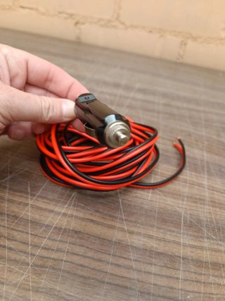 Cable mechero coche 12V/24V con cables pelados