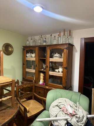 Mueble de madera con vitrinas