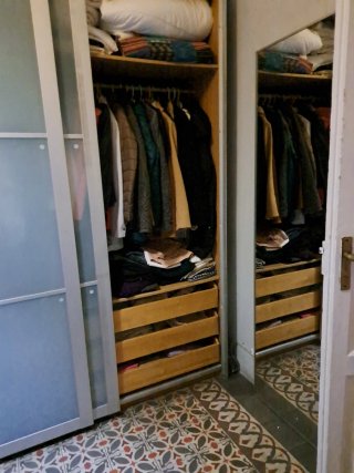 Armario PAX madera y puertas correderas cristal.