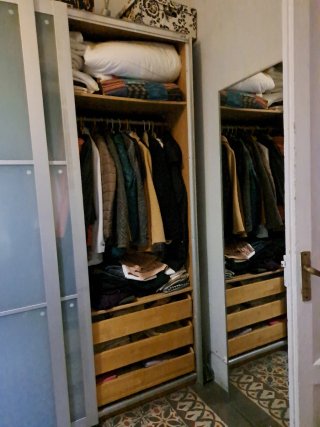 Armario PAX madera y puertas correderas cristal.