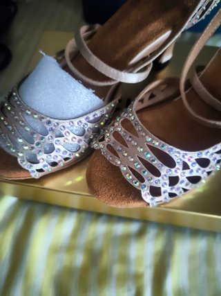 Zapatos de tacón beige y dorados con pedrería