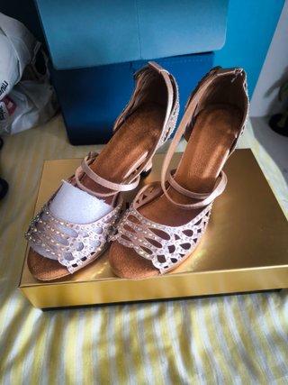 Zapatos de tacón beige y dorados con pedrería
