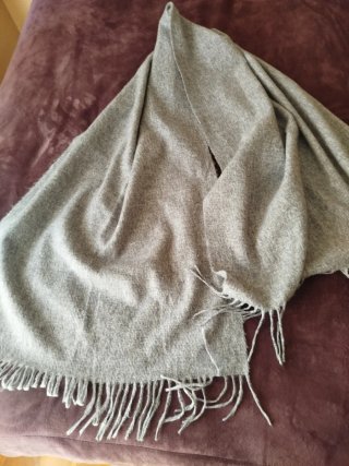Bufanda gris con flecos