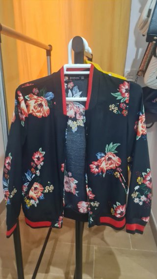 Chaqueta Stradivarius flores negra T.XS