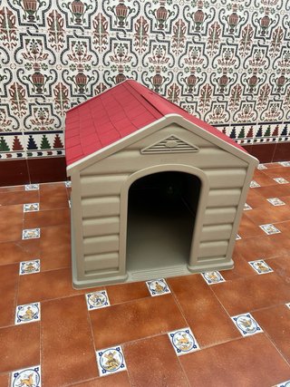 Casita para mascotas beige y roja