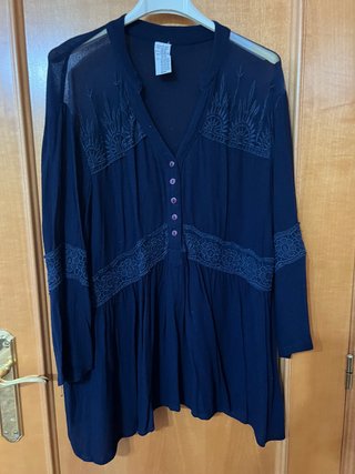 Blusa azul con transparencias y bordados