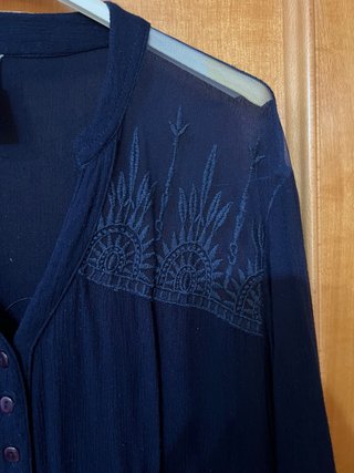 Blusa azul con transparencias y bordados