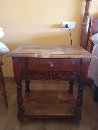 Mesita de noche de madera