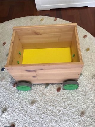 Caja de madera para juguetes con ruedas