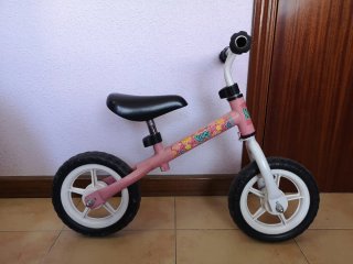 Bicicleta sin pedales Nancy de FEBER.