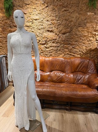 Vestido de fiesta blanco largo con pedrería