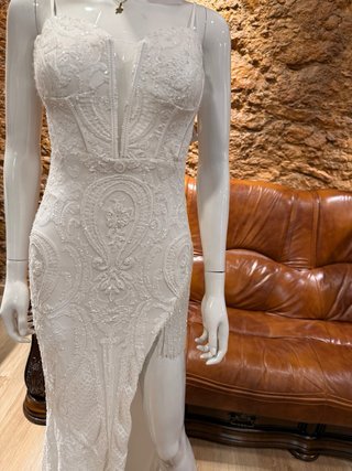 Vestido de fiesta blanco largo con pedrería