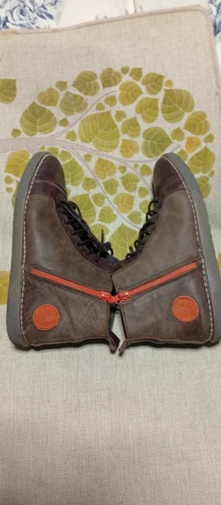 Botín marrón con cremallera y cordones