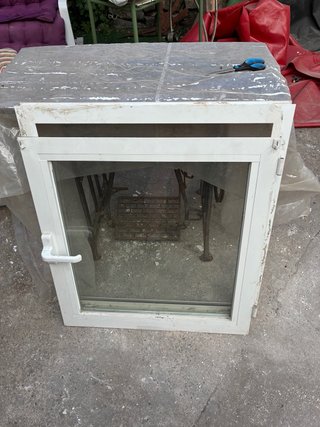 Ventana corredera blanca y abatible nlanca