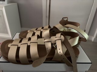 Sandalias romanas doradas