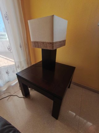 Lámpara de mesa con tulipa de tela