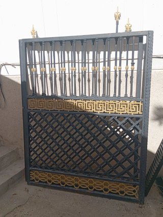 Rejas de entrada metálicas doradas