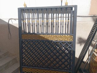 Rejas de entrada metálicas doradas