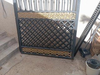 Rejas de entrada metálicas doradas