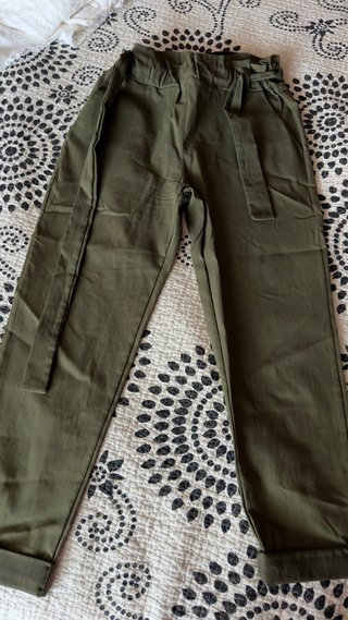 Pantalón caqui con cinturón