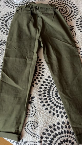 Pantalón caqui con cinturón