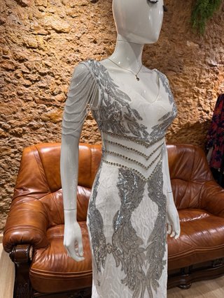 Vestido de noche plateado y blanco