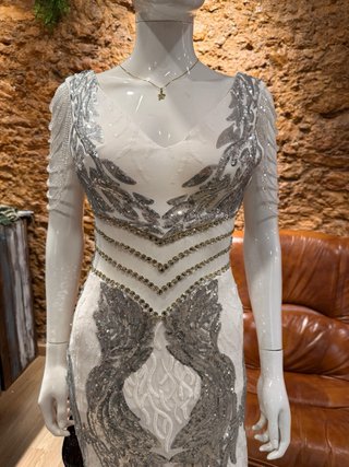 Vestido de noche plateado y blanco