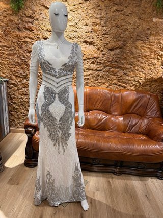 Vestido de noche plateado y blanco