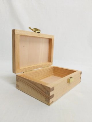 Caja pequeña madera herraje dorado