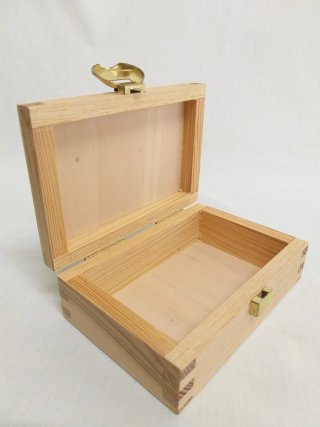 Caja pequeña madera herraje dorado