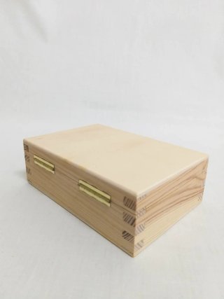 Caja pequeña madera herraje dorado
