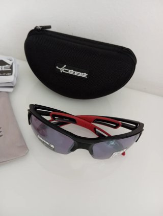 Gafas de sol Cébé negras y rojas