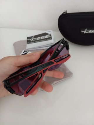 Gafas de sol Cébé negras y rojas